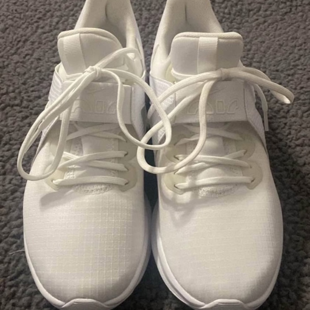 NEW Never worn women’s Nike Bellas